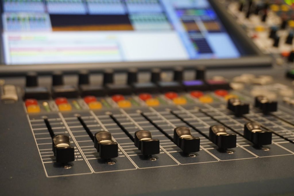 console de mixage audio professionnel avec faders en studio