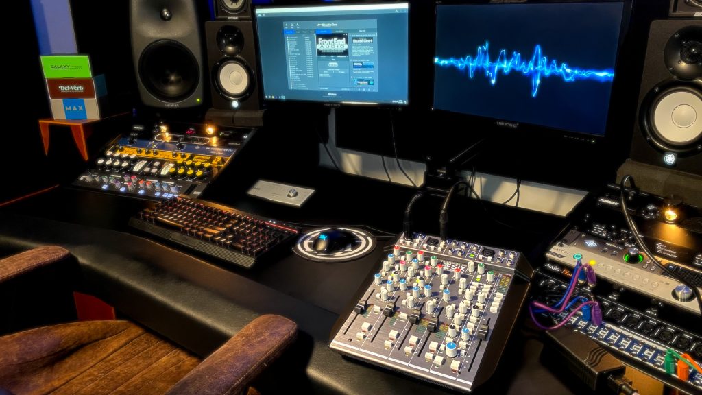 studio de mixage audio professionnel avec écran et enceintes