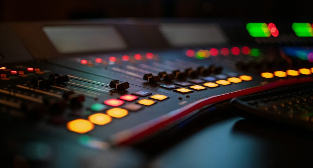 détails d’une surface de contrôle pour mixage audio professionnel